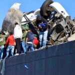 Videos: Rapi&ntilde;a tras volcadura de tr&aacute;iler con productos de limpieza en Santa Rosa J&aacute;uregui, Quer&eacute;taro
