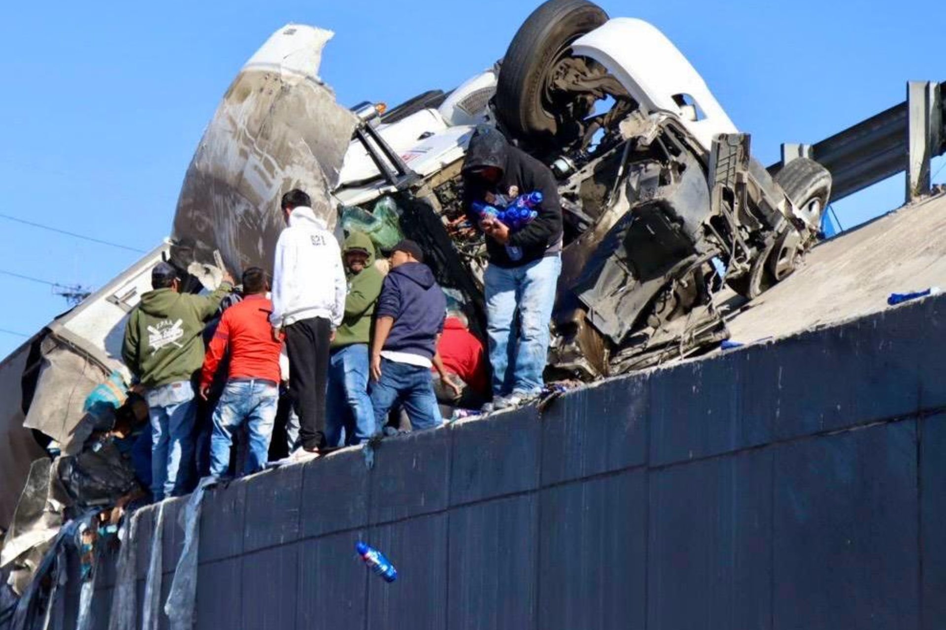 Videos: Rapi&ntilde;a tras volcadura de tr&aacute;iler con productos de limpieza en Santa Rosa J&aacute;uregui, Quer&eacute;taro
