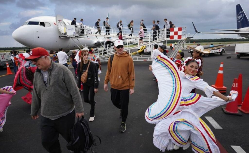 Inicia operaciones nueva ruta a&eacute;rea que conecta Canad&aacute; con Quintana Roo