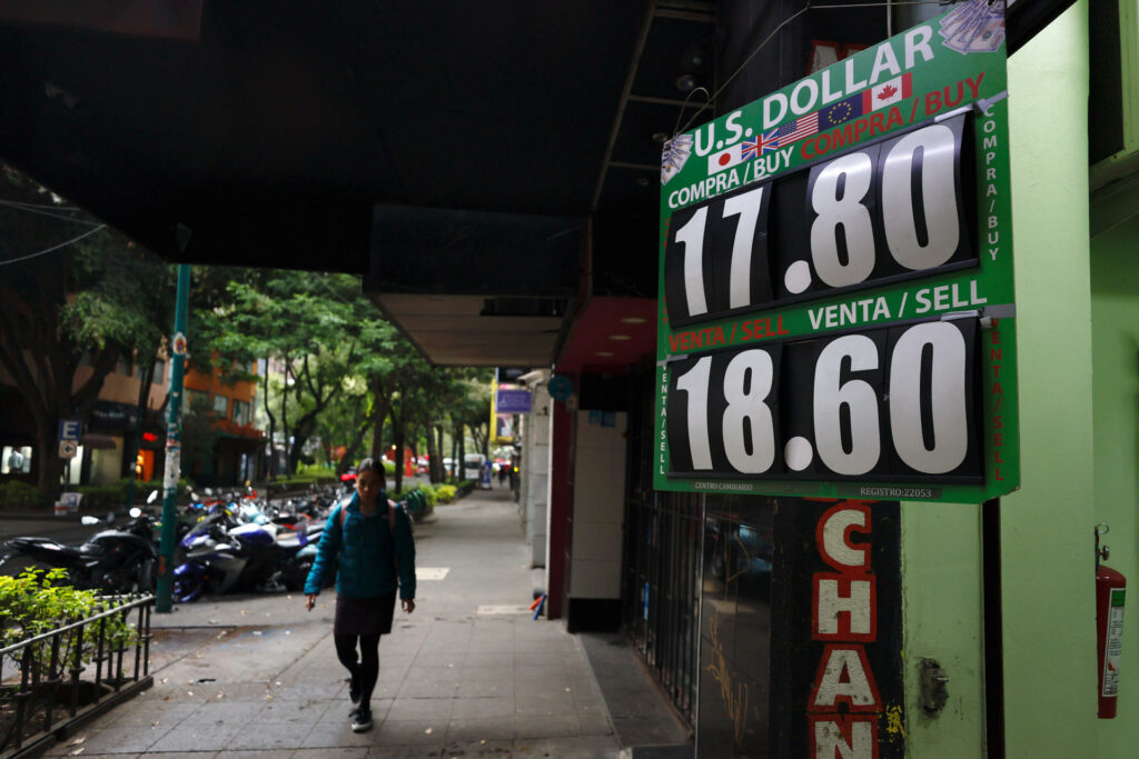 Remesas hacia M&eacute;xico bajar&aacute;n un 5% en 2025 por agresivas pol&iacute;ticas de Trump