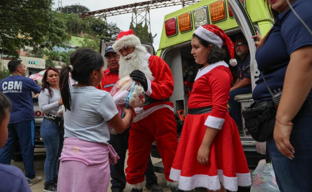 Santa Claus de Guatemala adelanta regalos a niños de escasos recursos