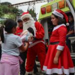Santa Claus de Guatemala adelanta regalos a niños de escasos recursos
