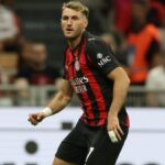 Operan a Santiago Giménez del tobillo derecho, ¿cuánto tiempo estará fuera de las canchas?