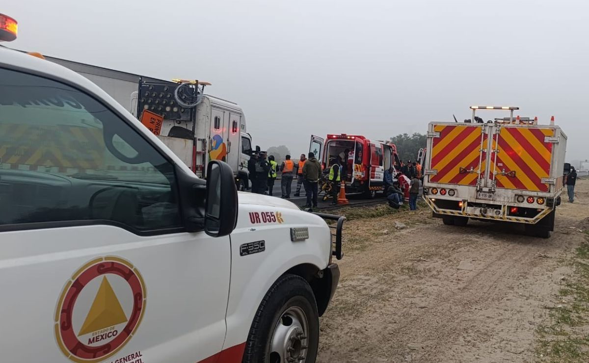 Vuelca camioneta de pasajeros en el Circuito Mexiquense; hay 12 heridos