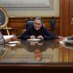 Sheinbaum habla con el papa León XIV y lo invita a México