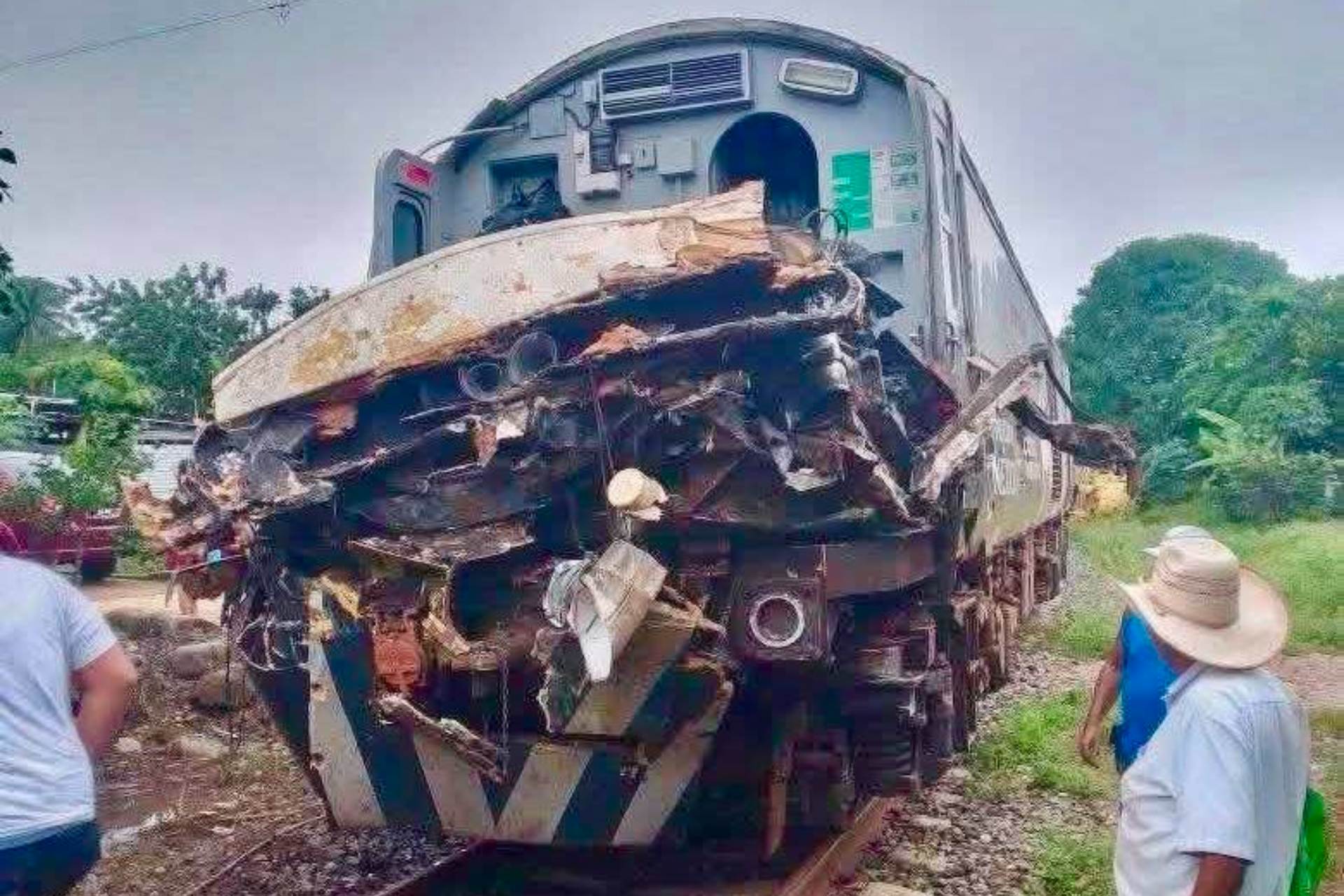 Tren Interoce&aacute;nico choca con tr&aacute;iler en Pichucalco, Chiapas