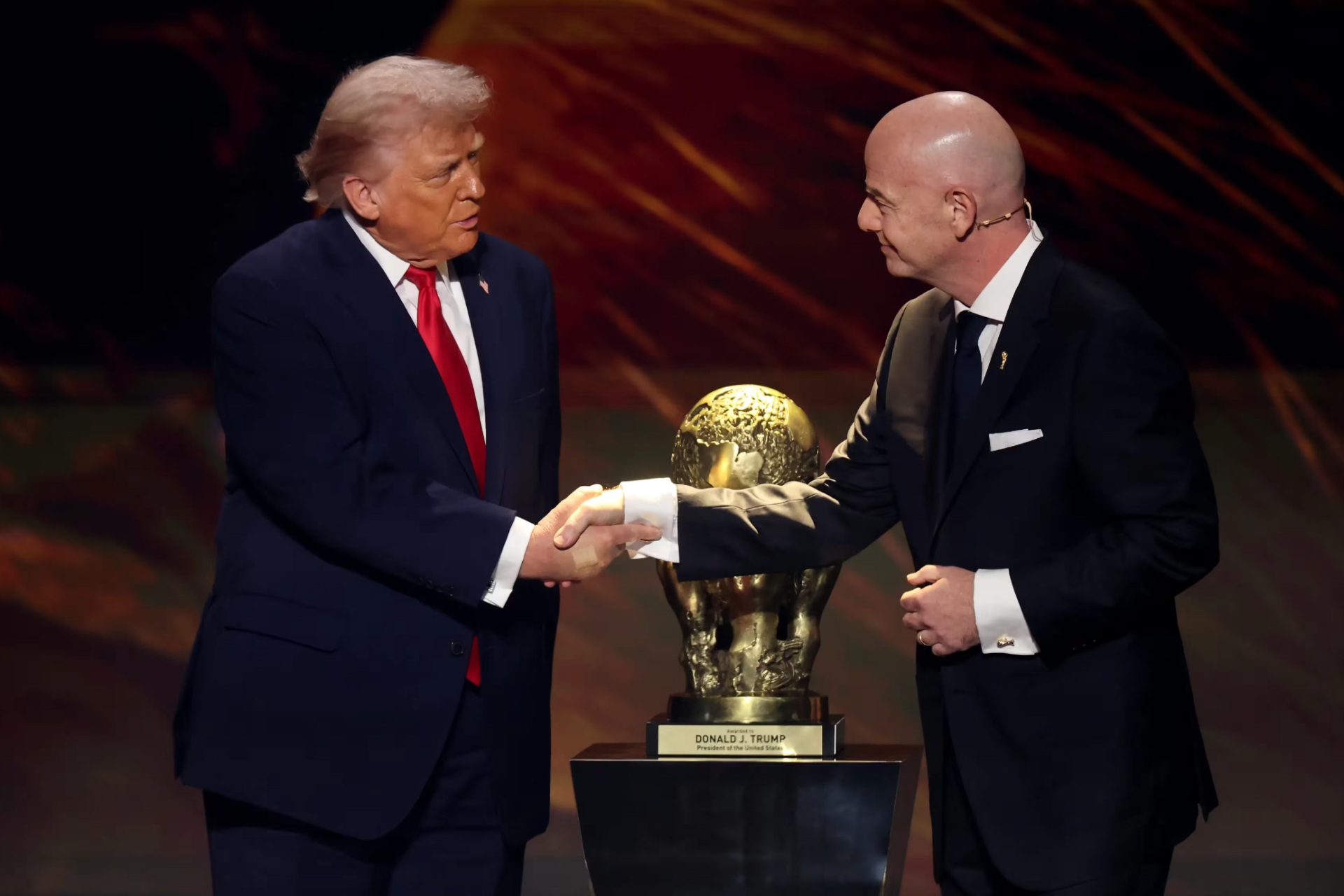 Trofeo de Trump dado por Infantino está bajo la mira de la FIFA Trofeo de Trump dado por Infantino está bajo la mira de la FIFA