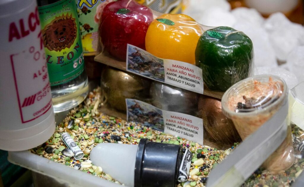 Brujos, duendes y amuletos: la apuesta esotérica para recibir el 2026