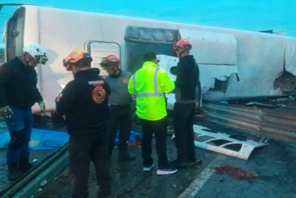 Volcadura de camión en carretera de Nuevo León deja ocho muertos