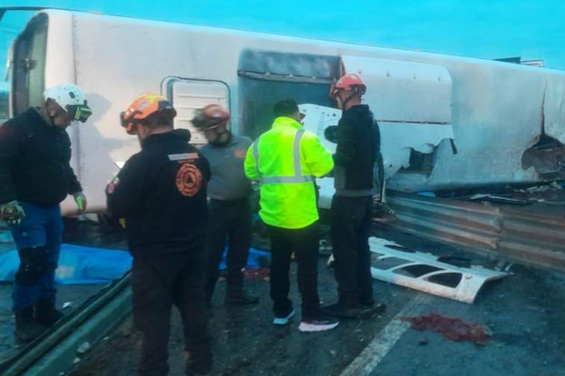 Volcadura de camión en carretera de Nuevo León deja ocho muertos Volcadura de camión en carretera de Nuevo León deja ocho muertos