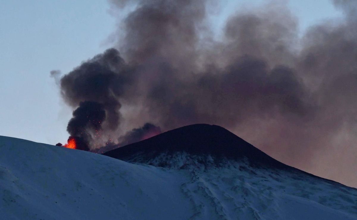 Volcán Etna inicia nueva fase eruptiva con fuertes explosiones