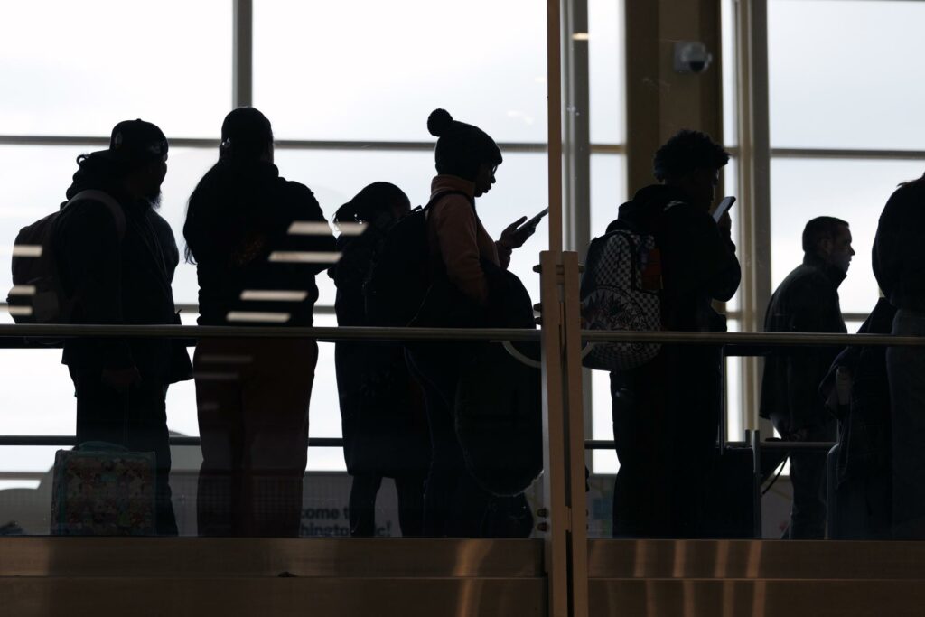 Miles de vuelos cancelados en Estados Unidos por tormentas invernales en temporada navideña