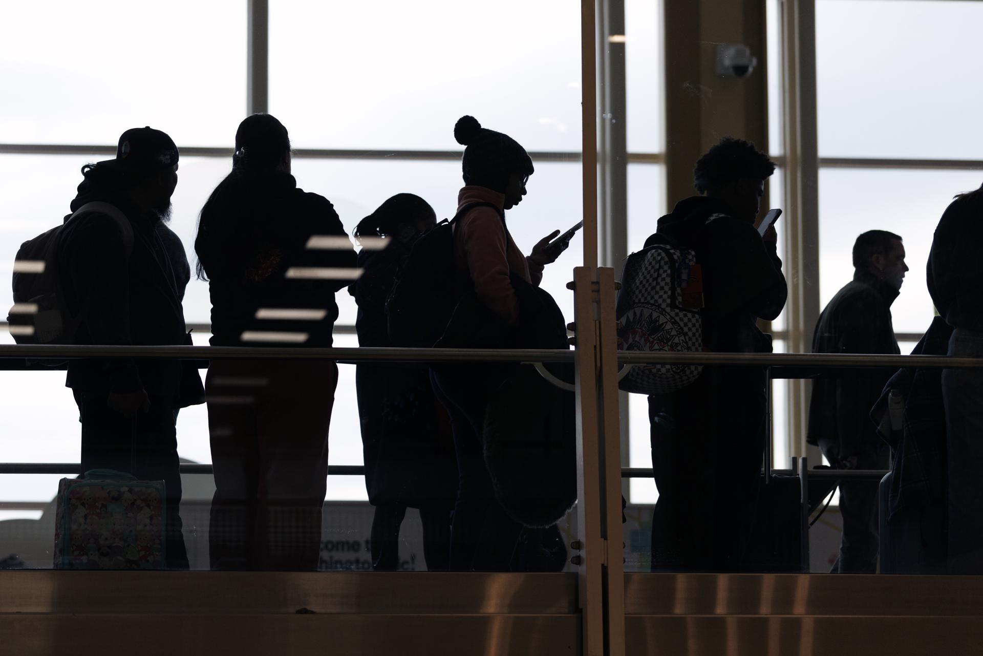 Miles de vuelos cancelados en Estados Unidos por tormentas invernales en temporada navideña