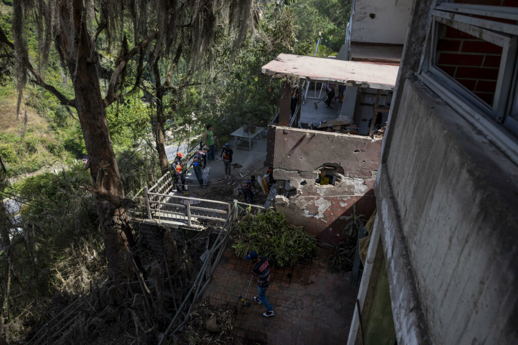 Agujeros, vidrio y polvo, las marcas del ataque de EE.UU. en Caracas 72 horas después - 0030130a5e422d06efd45035db776539b21ba00fw-1024x683