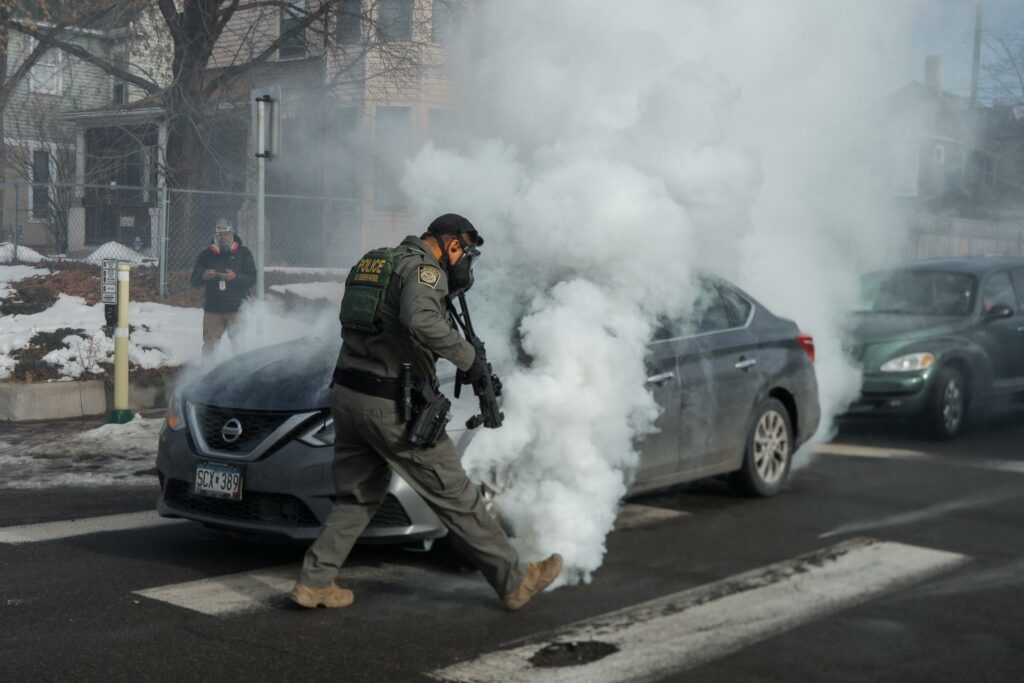 Dimiten seis fiscales de Minnesota ante presión en caso de mujer muerta por agente de ICE