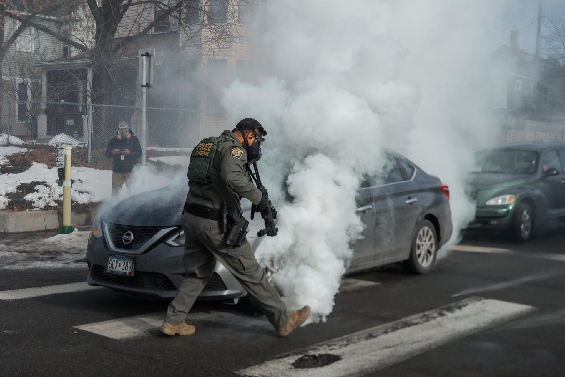 Dimiten seis fiscales de Minnesota ante presión en caso de mujer muerta por agente de ICE