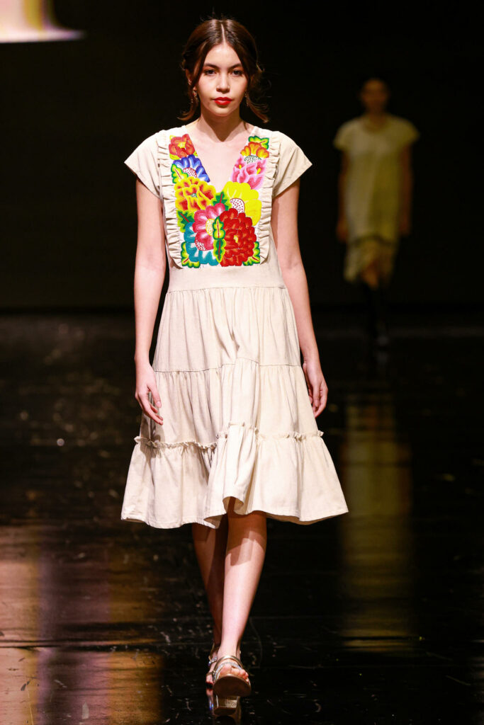 Vestidos de noche con bordados de la cultura zapoteca roban las miradas en una pasarela de Intermoda - 0de95bdaa4cd337d9d586823f4e982cae9523fb4w-683x1024