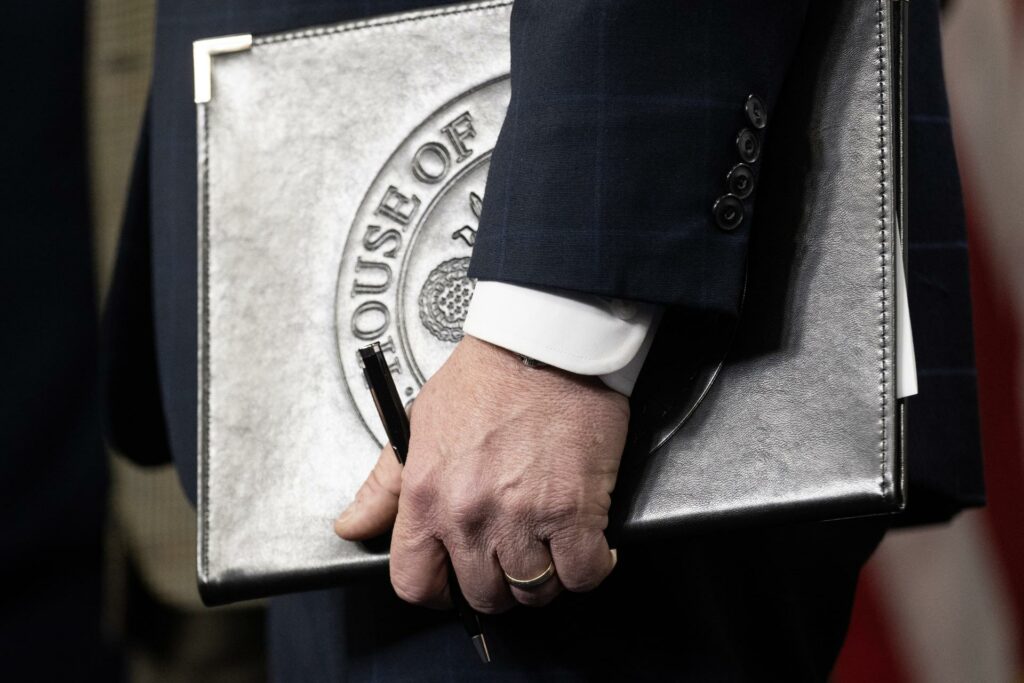 Sobreviviente de Epstein critica omisión de archivos y denuncia “secretismo”