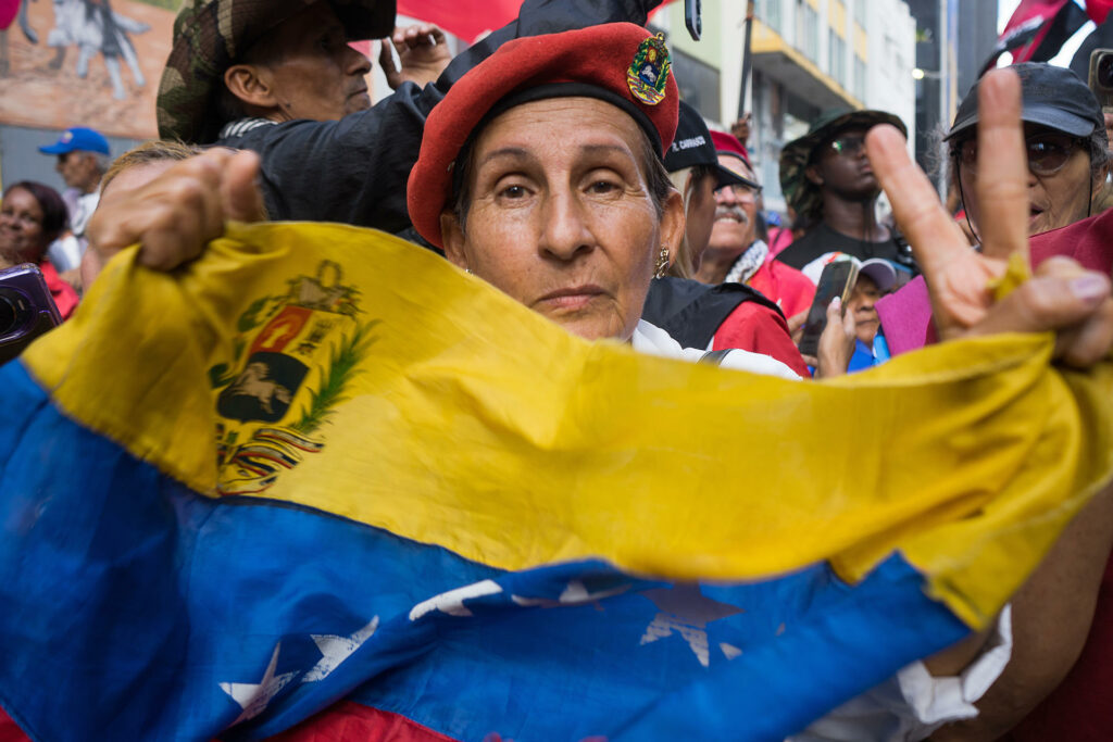 "Maduro libre" y "¡Regrésenlos!" exigen los chavistas que volvieron a marchar en Caracas - 19f10d7644c29176a46d0892ac55f939ee1c9ac9w-1024x683