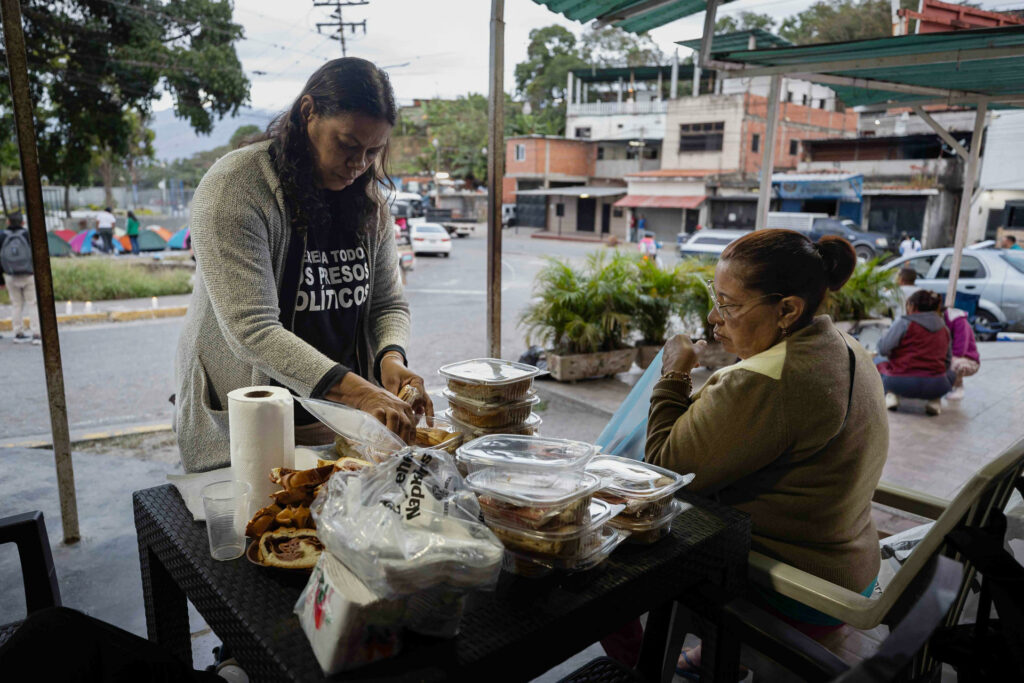 Comida, baños, traslados, los otros costos de esperar las excarcelaciones en Venezuela - 28e3efa3c15ee49ea3c76f352aec809728fe8611w-1024x683