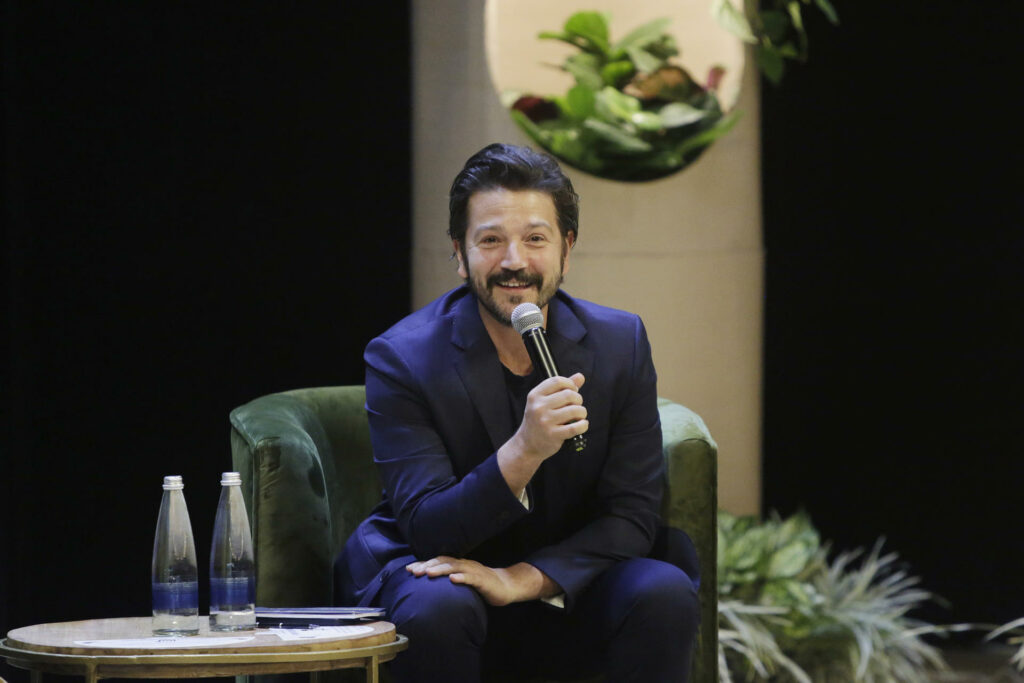 Diego Luna revela que Alfonso Cuarón le "enseñó a hablar cine" en 'Y tu mamá también' - 2c8e630a3cdaff892cb178f00bf2884f808b81d8w-1024x683