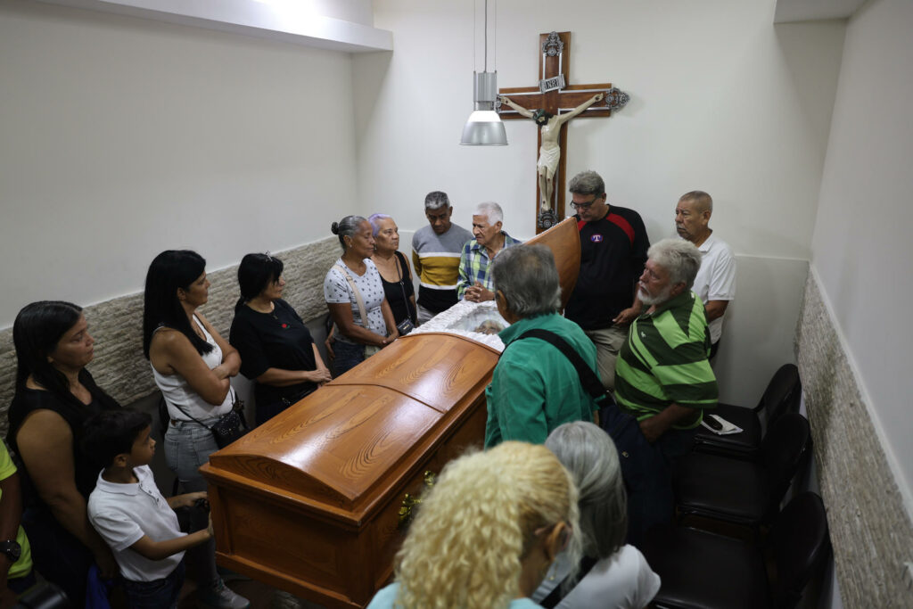 Una ceremonia íntima para despedir a una anciana fallecida durante los ataques de EE.UU. en Venezuela - 370456e234e6f77a2e5ec7cb027924dc114da474w-1024x683
