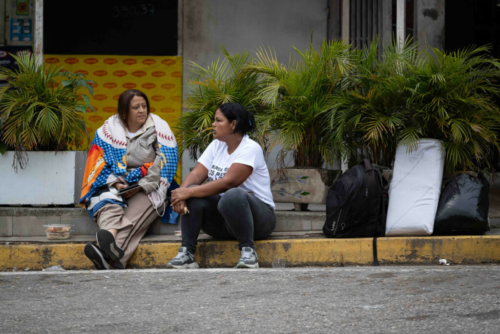 Comida, baños, traslados, los otros costos de esperar las excarcelaciones en Venezuela - 3a8d867749edcf8b8b27fe7afec5e6273bf61290w-1024x683