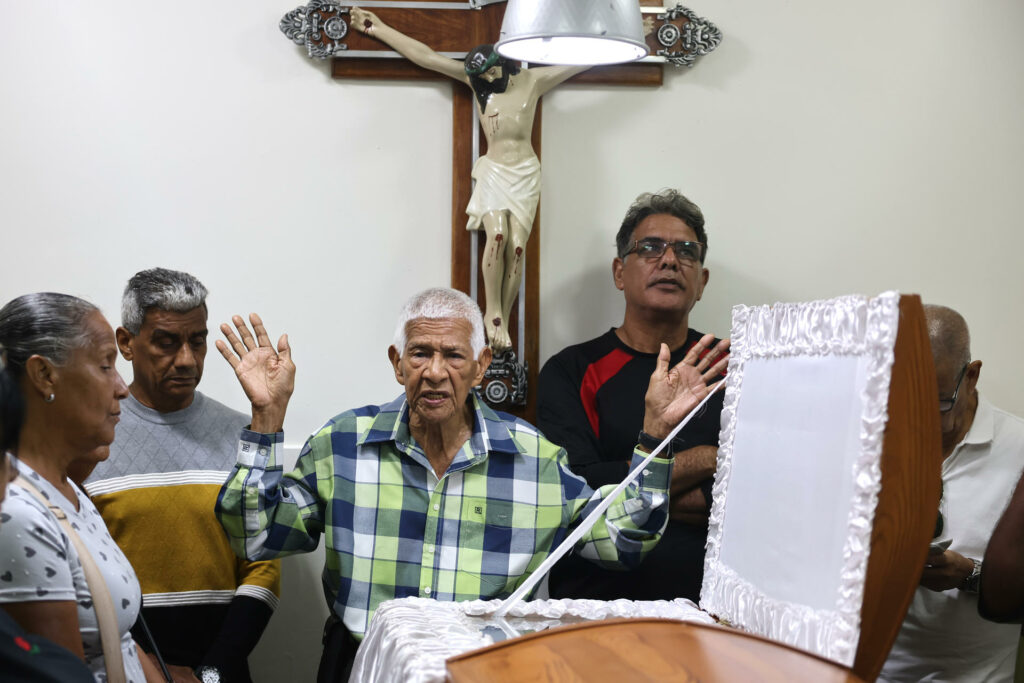 Una ceremonia íntima para despedir a una anciana fallecida durante los ataques de EE.UU. en Venezuela - 5cb06687d7fda9133cc60f6243f9167ccac5ed76w-1024x683