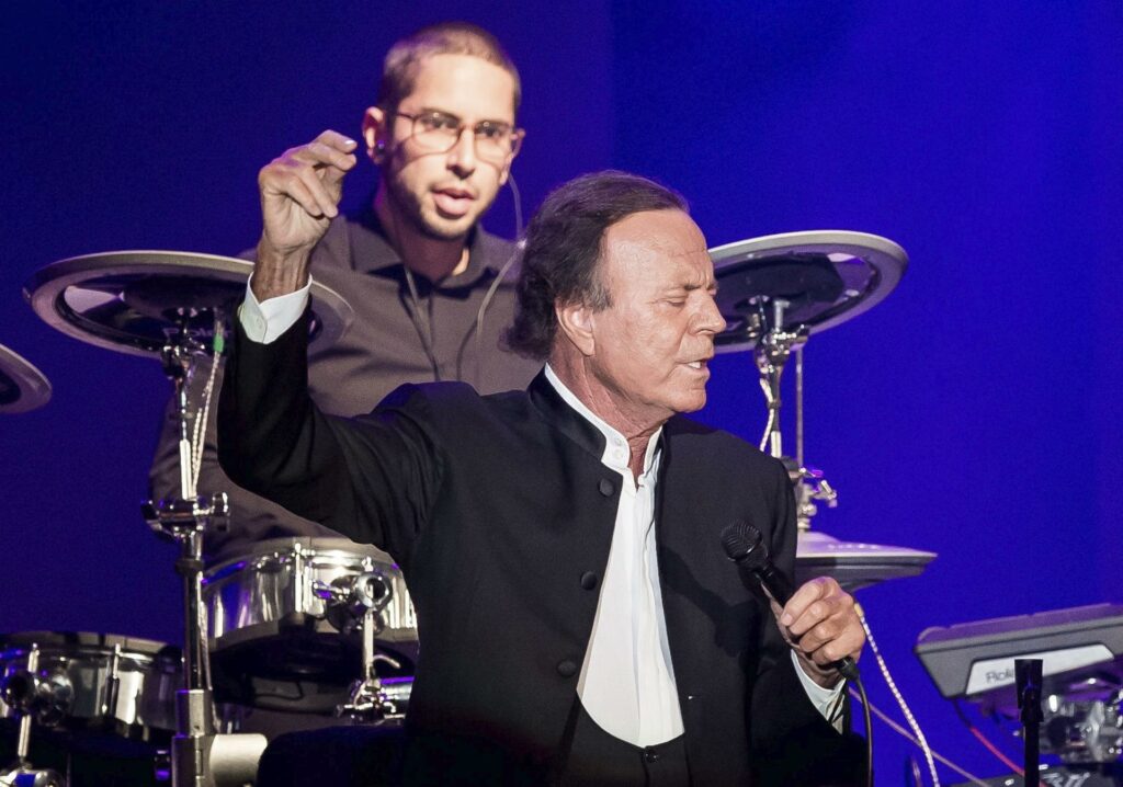Julio Iglesias publica mensajes privados de sus empleadas para defender su inocencia