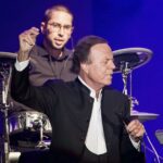 Julio Iglesias publica mensajes privados de sus empleadas para defender su inocencia
