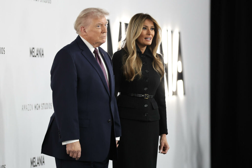Trump arropa a Melania en la premiere de su documental: “Es una buena influencia para mí”