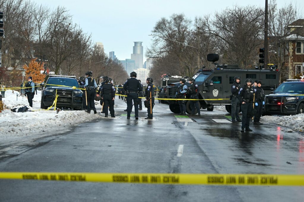 Minnesota declara emergencia y alista Guardia Nacional tras la muerte de una mujer por ICE