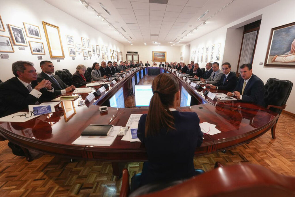 Sheinbaum recibe en Palacio Nacional a líderes de la industria automotriz en México