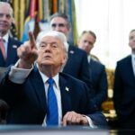 Trump advierte que la flota que se dirige a Irán es “incluso mayor” que la de Venezuela