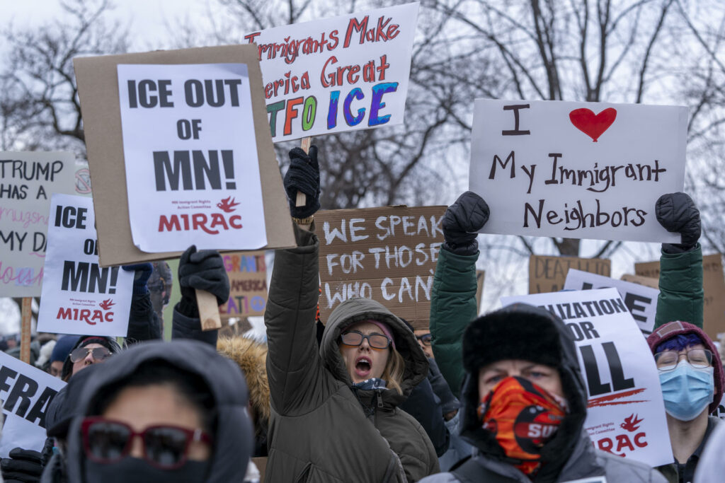 Las tensiones en Minneapolis por la actuación del ICE se disparan tras la amenaza de Trump