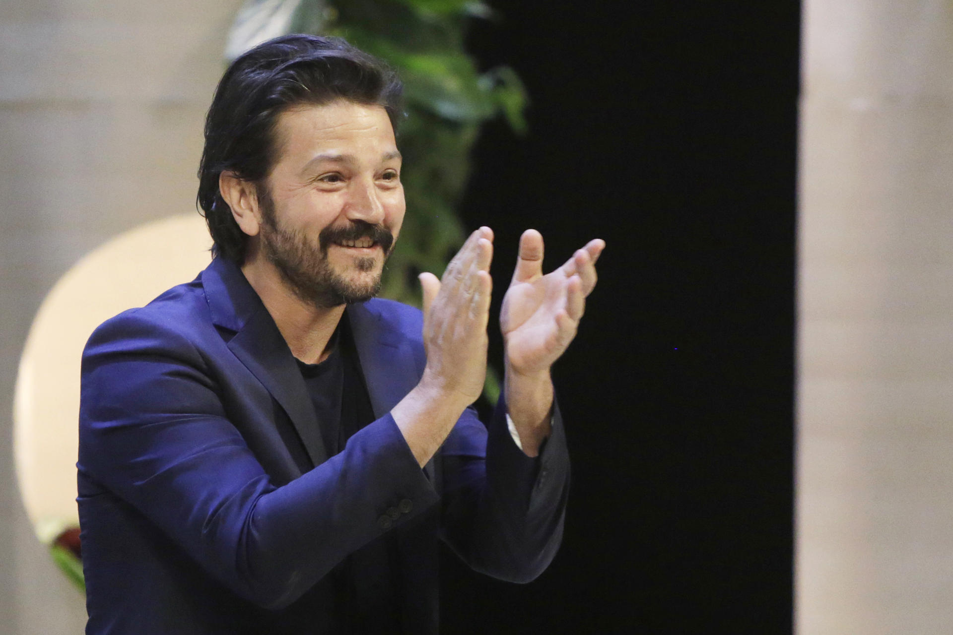 Diego Luna revela que Alfonso Cuarón le “enseñó a hablar cine” en ‘Y tu mamá también’