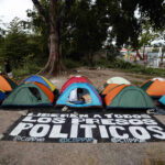 Comida, baños, traslados, los otros costos de esperar las excarcelaciones en Venezuela