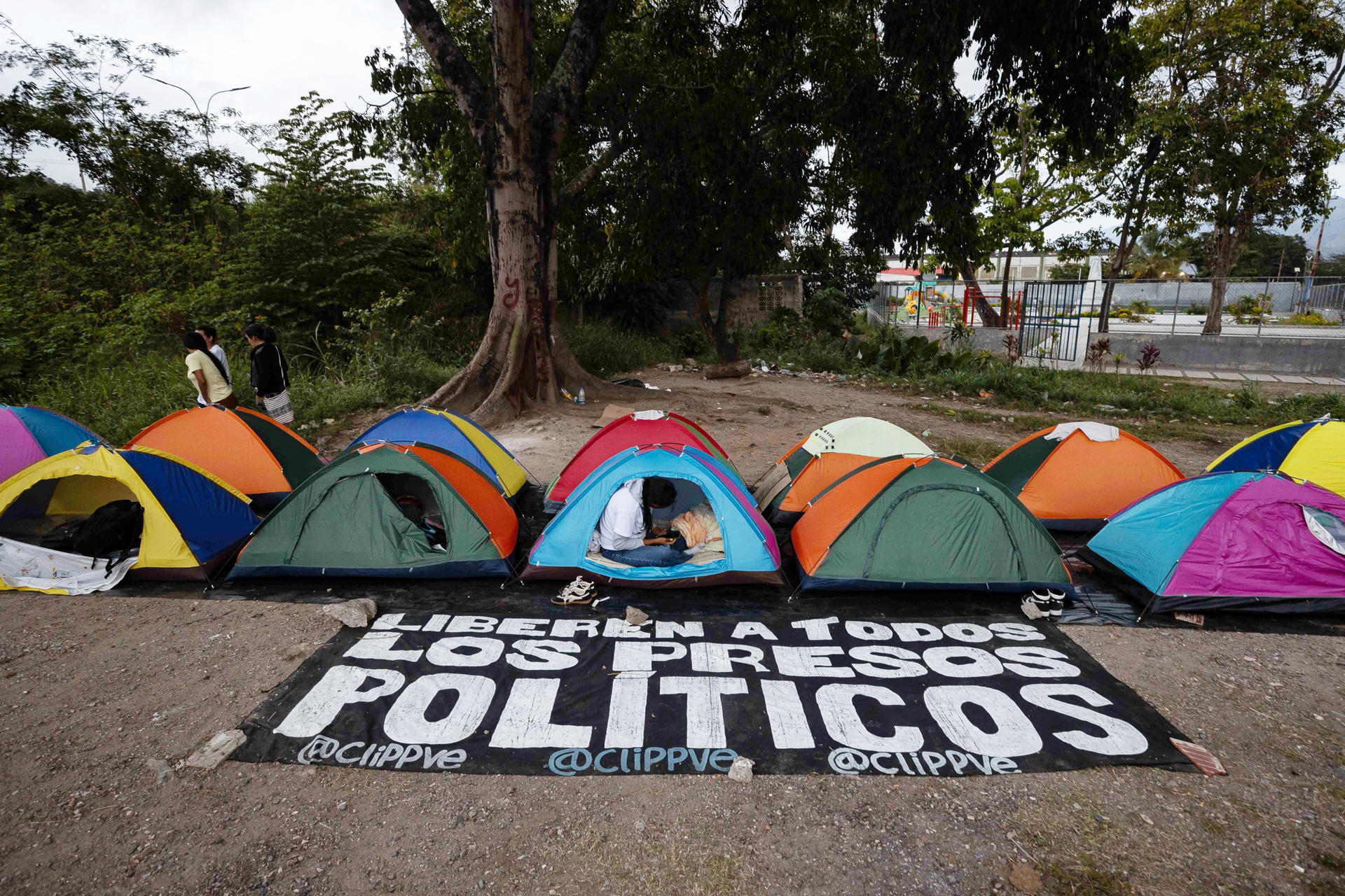 Comida, baños, traslados, los otros costos de esperar las excarcelaciones en Venezuela