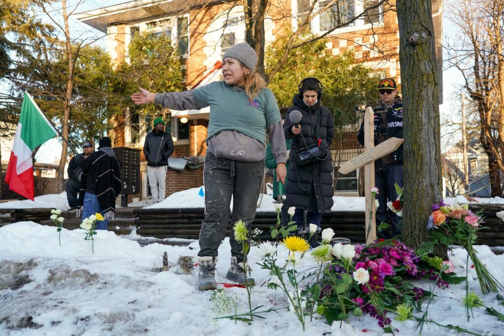 Multitud llora a mujer muerta a tiros por ICE mientras crecen tensiones con Trump - a99d5f21d042f7544e983ad10fe47308c906cdd4w-1024x683