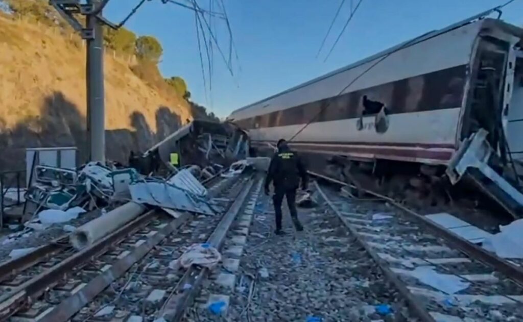 México lamenta accidente de tren en España y descarta mexicanos víctimas