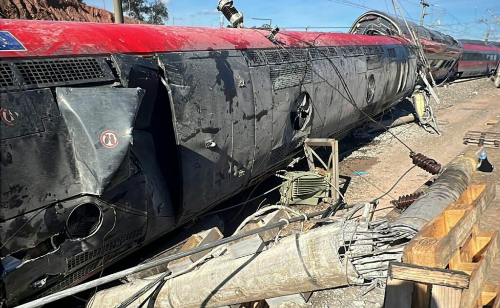 Se eleva a 40 número de muertos en el accidente de trenes de España