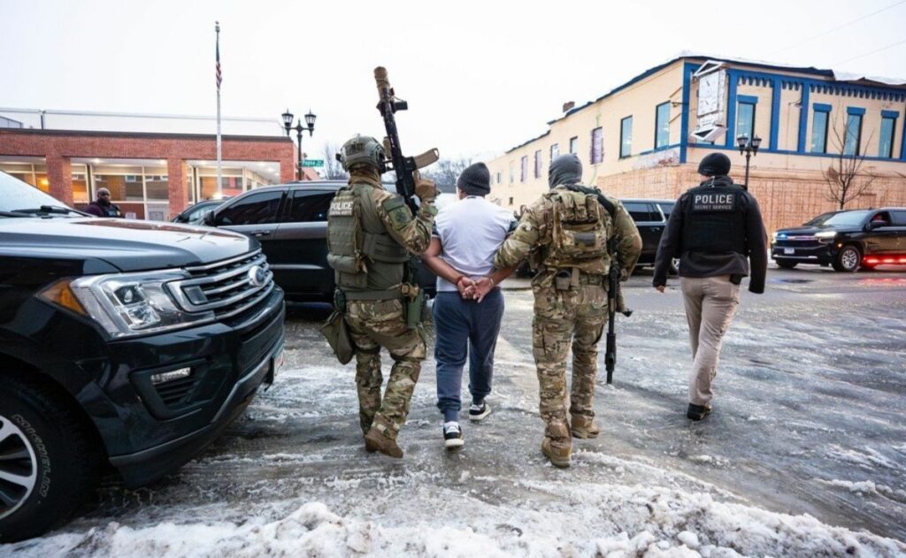 EE.UU. detiene a mil migrantes, entre ellos de México, en Minnesota