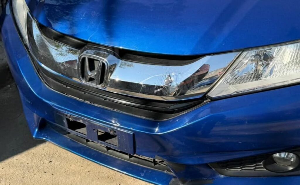 Video: Revelan momento en que auto embiste a motociclista y lo arrastra por calles de Iztapalapa