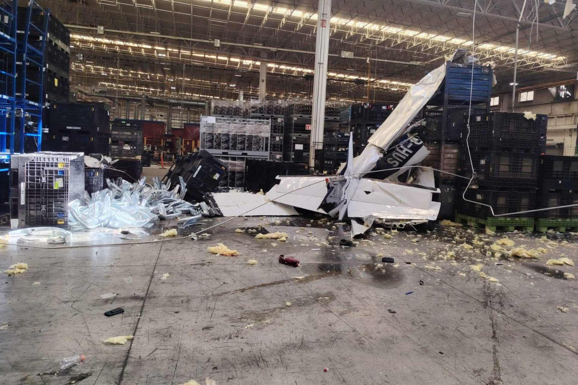 Avión se desploma en nave industrial de Ramos Arizpe, Coahuila