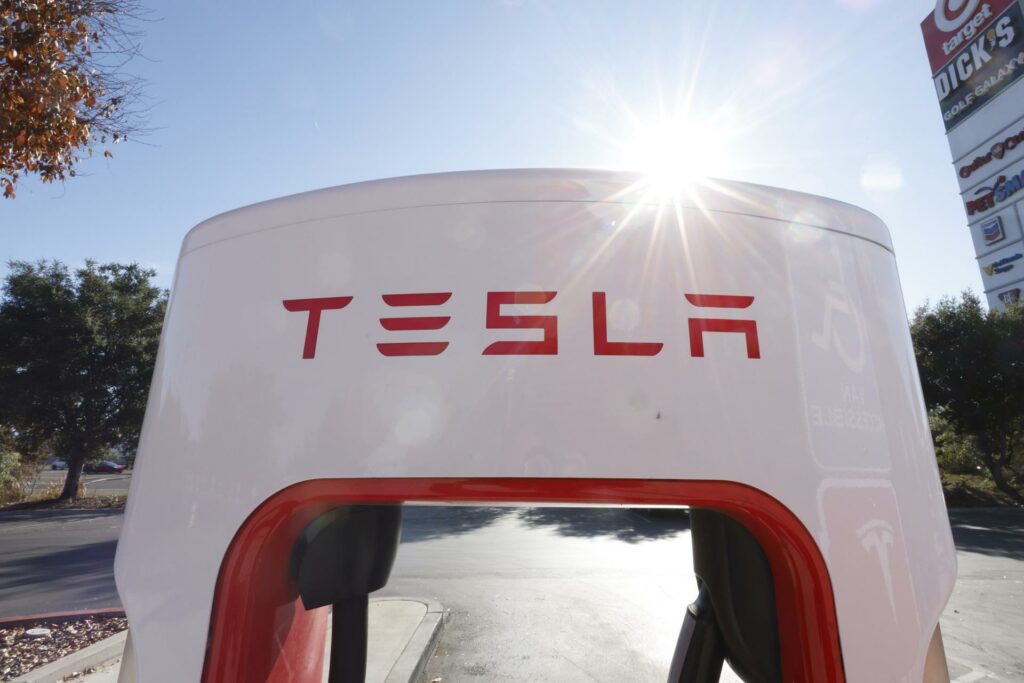 Los beneficios netos de Tesla cayeron 46 % en 2025 hasta 3 mil 794 millones de dólares