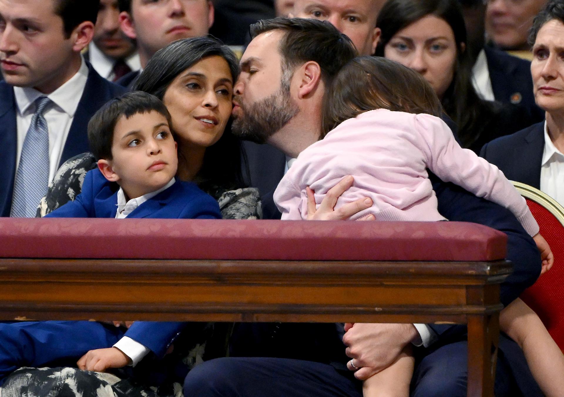 JD Vance y su esposa anuncian que están esperando un cuarto hijo