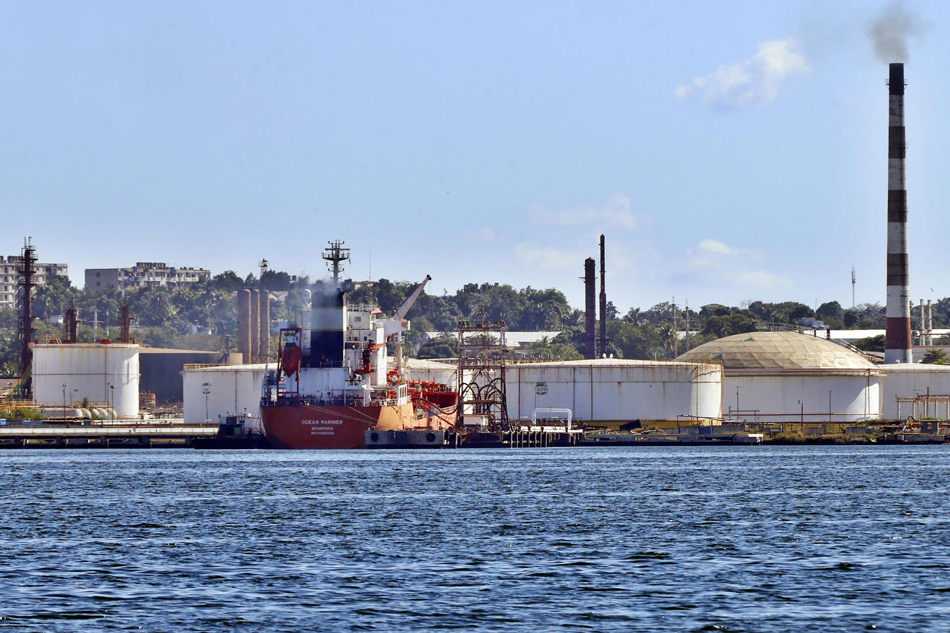 Llega a Cuba petrolero con cerca de 86 mil barriles de combustible enviados por M&eacute;xico