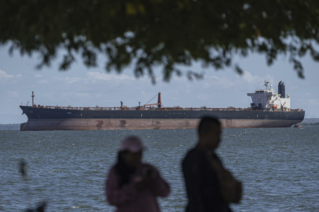 Estados Unidos intercepta a buque petrolero que huyó cerca de Venezuela tras semanas de persecución