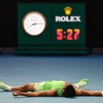 Carlos Alcaraz gana entre calambres la semifinal más larga de la historia del Abierto de Australia