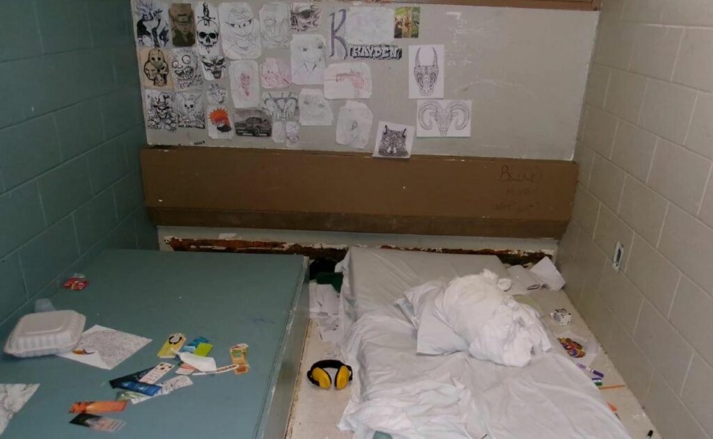 Demandan a Nueva York por aislar a menores en centros de detención